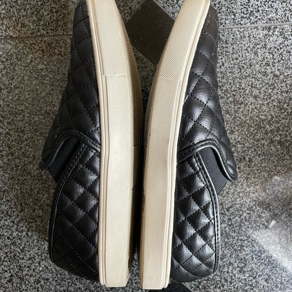 Black Steve Madden Slip on - Picture 2 of 2